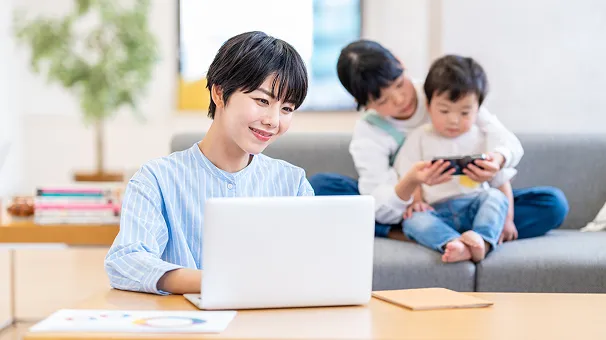家でオンライン相談をする家族