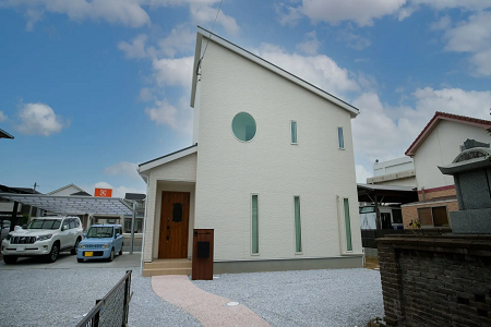 おしゃれキッチンの横に大きな鏡の洗面スペース！完全自由設計が叶えた、快適さと暮らしやすさ