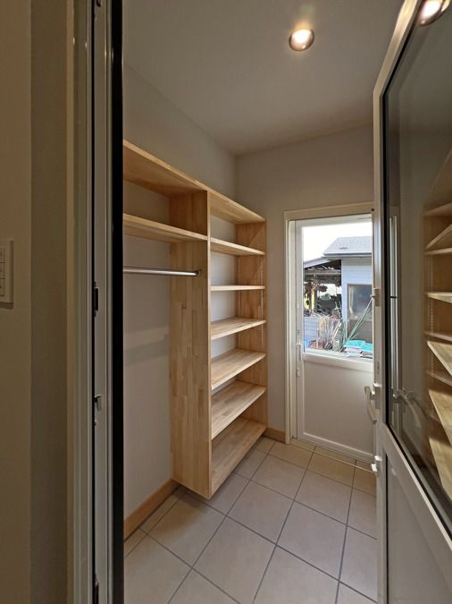 薪ストーブとガレージのある平屋_収納