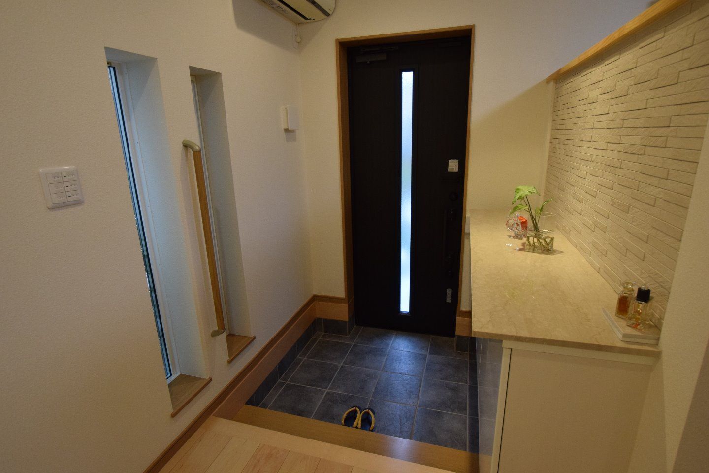 地下車庫、お茶室のある外断熱の家_玄関