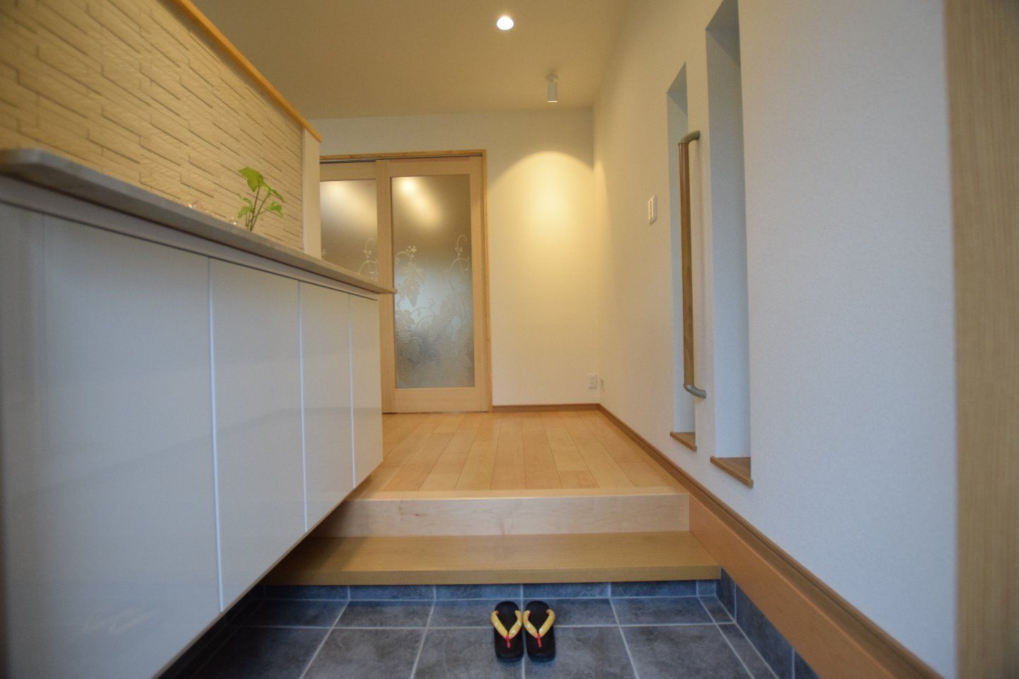地下車庫、お茶室のある外断熱の家_玄関