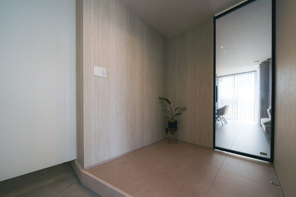 美しすぎるホテルライク注文住宅_玄関