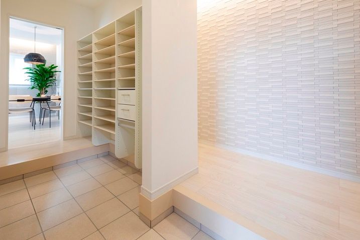 本社横モデル_玄関