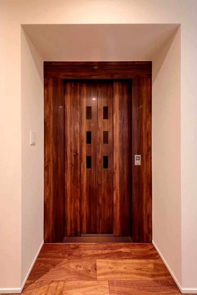 ナチュラルモダンの家_エレベーター