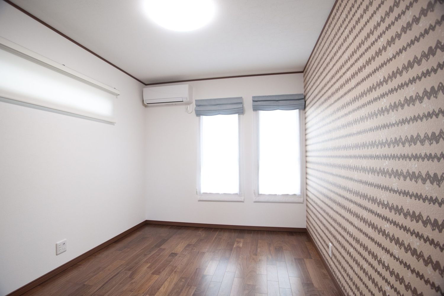 外壁ヘリンボーン木目タイルがおしゃれな家_洋室