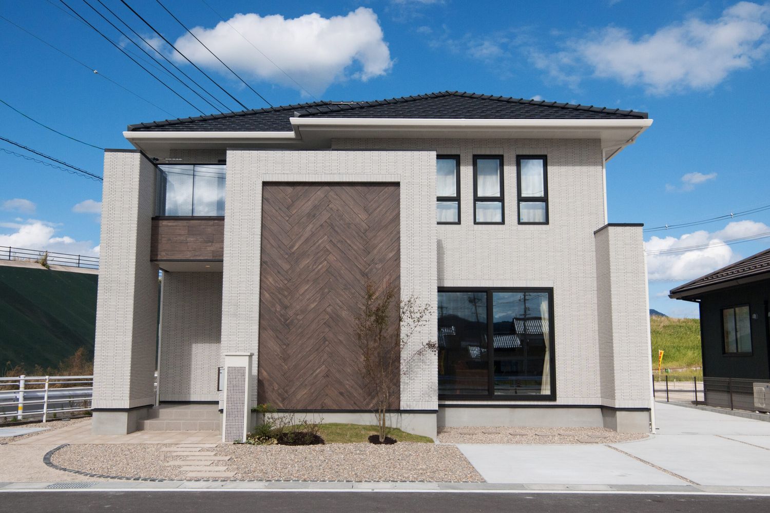外壁ヘリンボーン木目タイルがおしゃれな家_外観