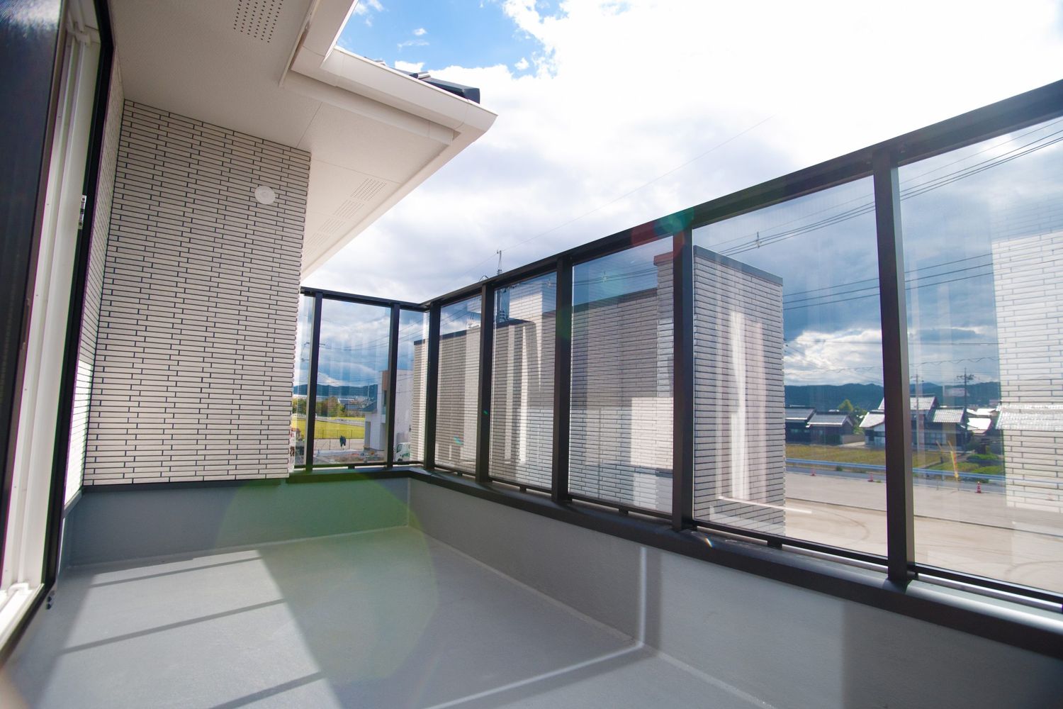 外壁ヘリンボーン木目タイルがおしゃれな家_ベランダ