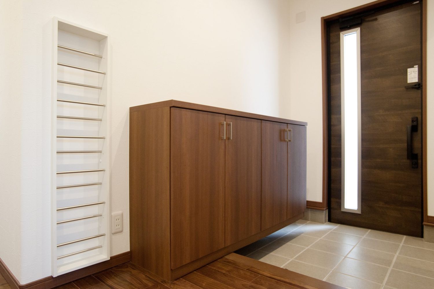 外壁ヘリンボーン木目タイルがおしゃれな家_玄関