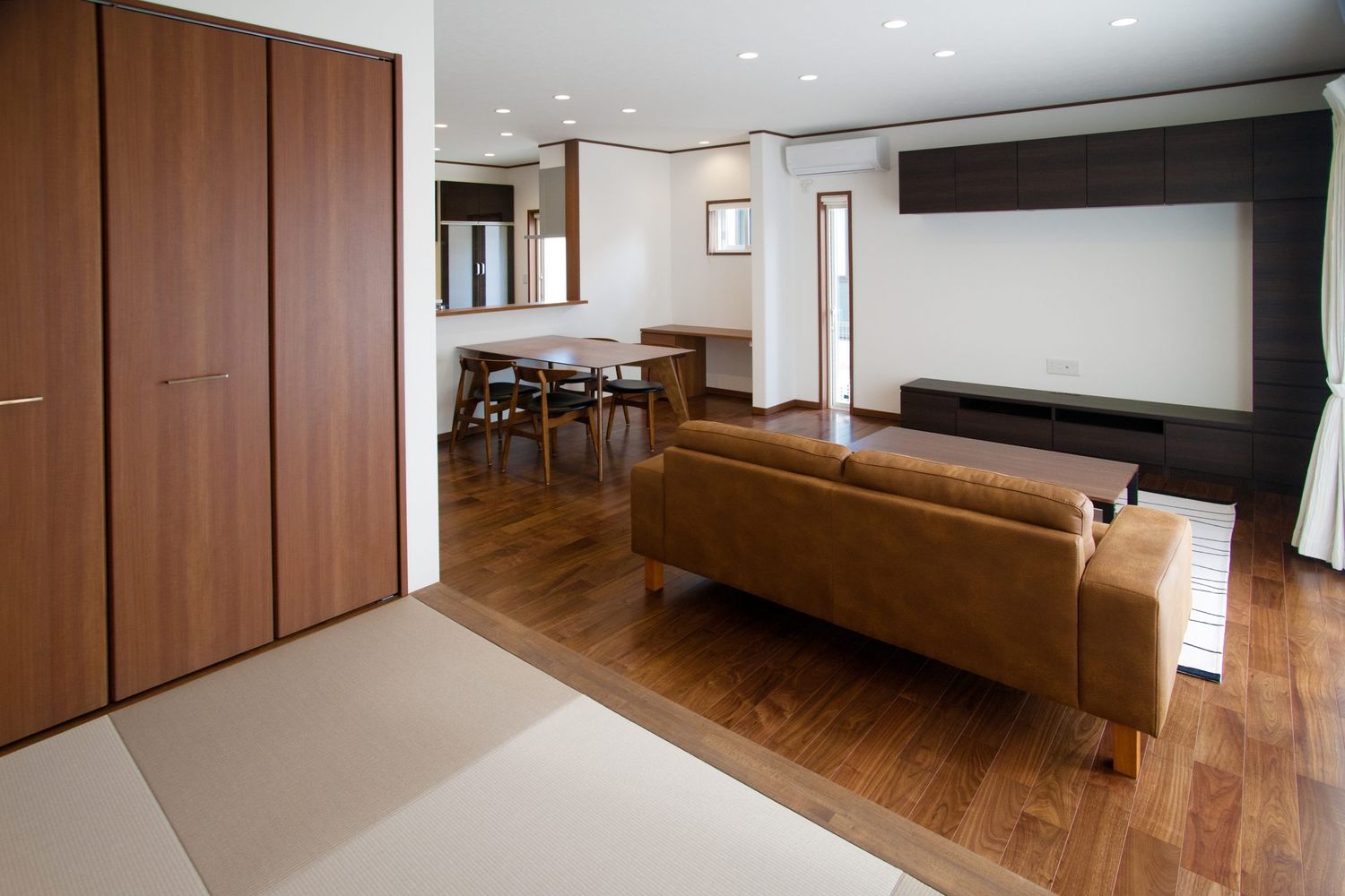 外壁ヘリンボーン木目タイルがおしゃれな家_リビング