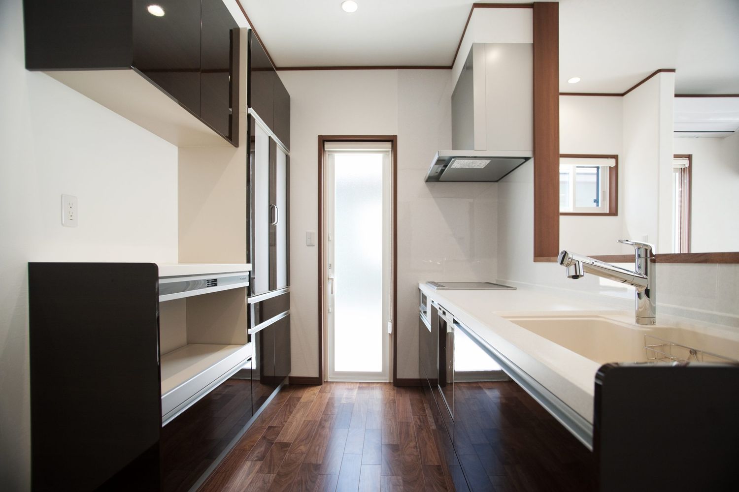 外壁ヘリンボーン木目タイルがおしゃれな家_キッチン