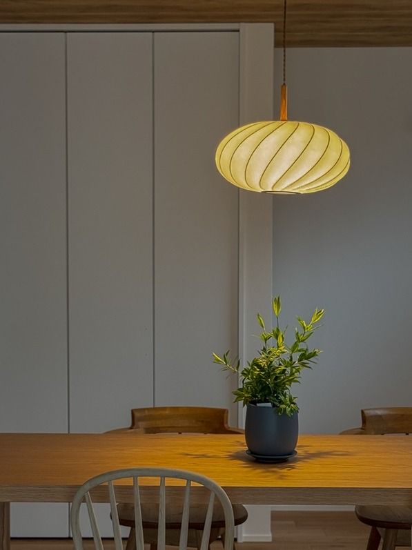 階段ライブラリーのある家_照明