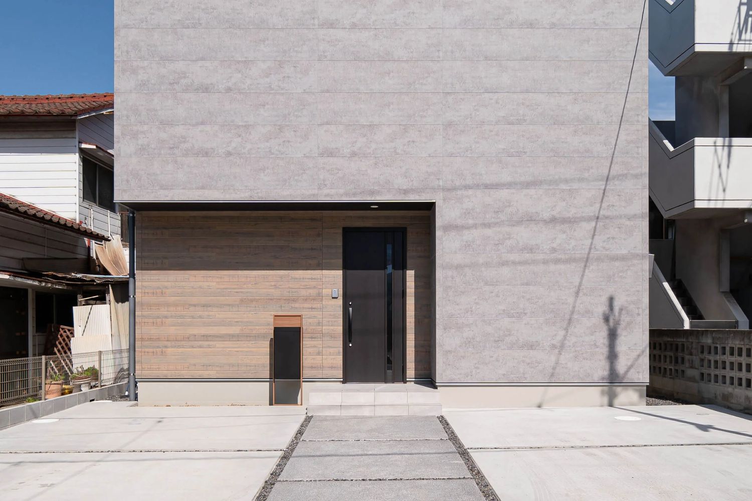 2階リビングの中庭のある家_外観