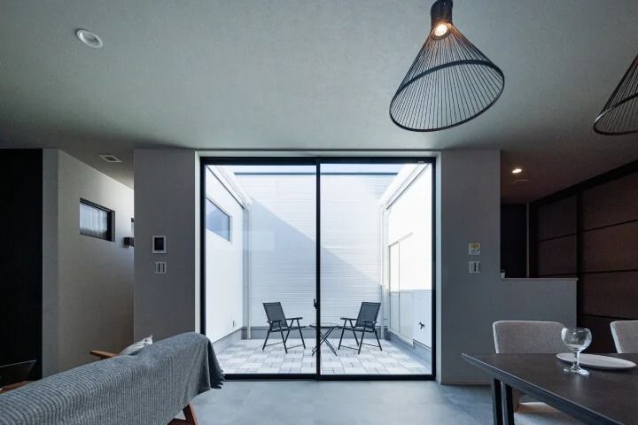 2階リビングの中庭のある家_中庭