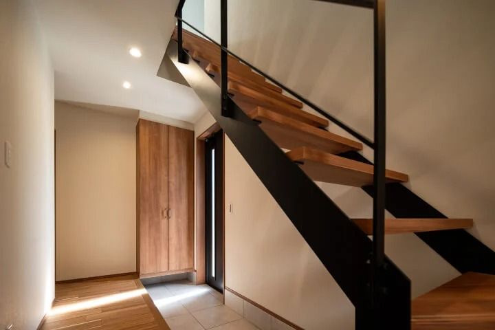 2階リビングの中庭のある家_階段