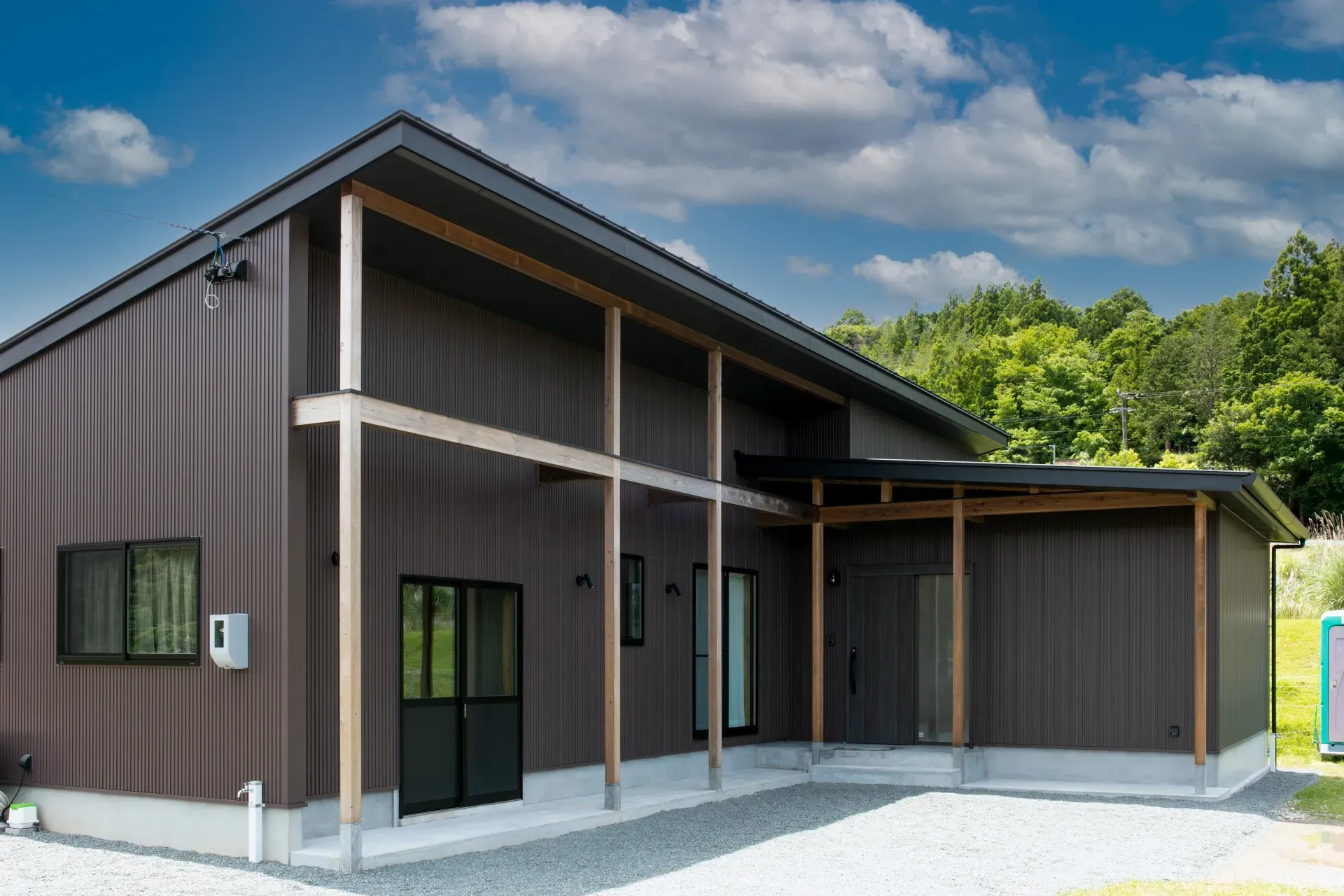 庇が大きく跳ね出した平屋の家＿外観