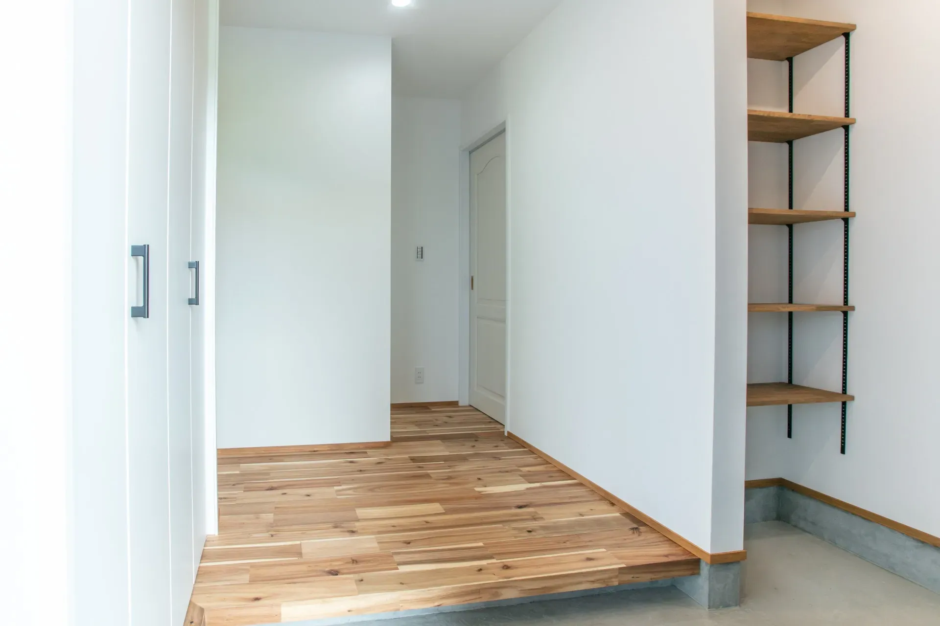 庇が大きく跳ね出した平屋の家＿玄関