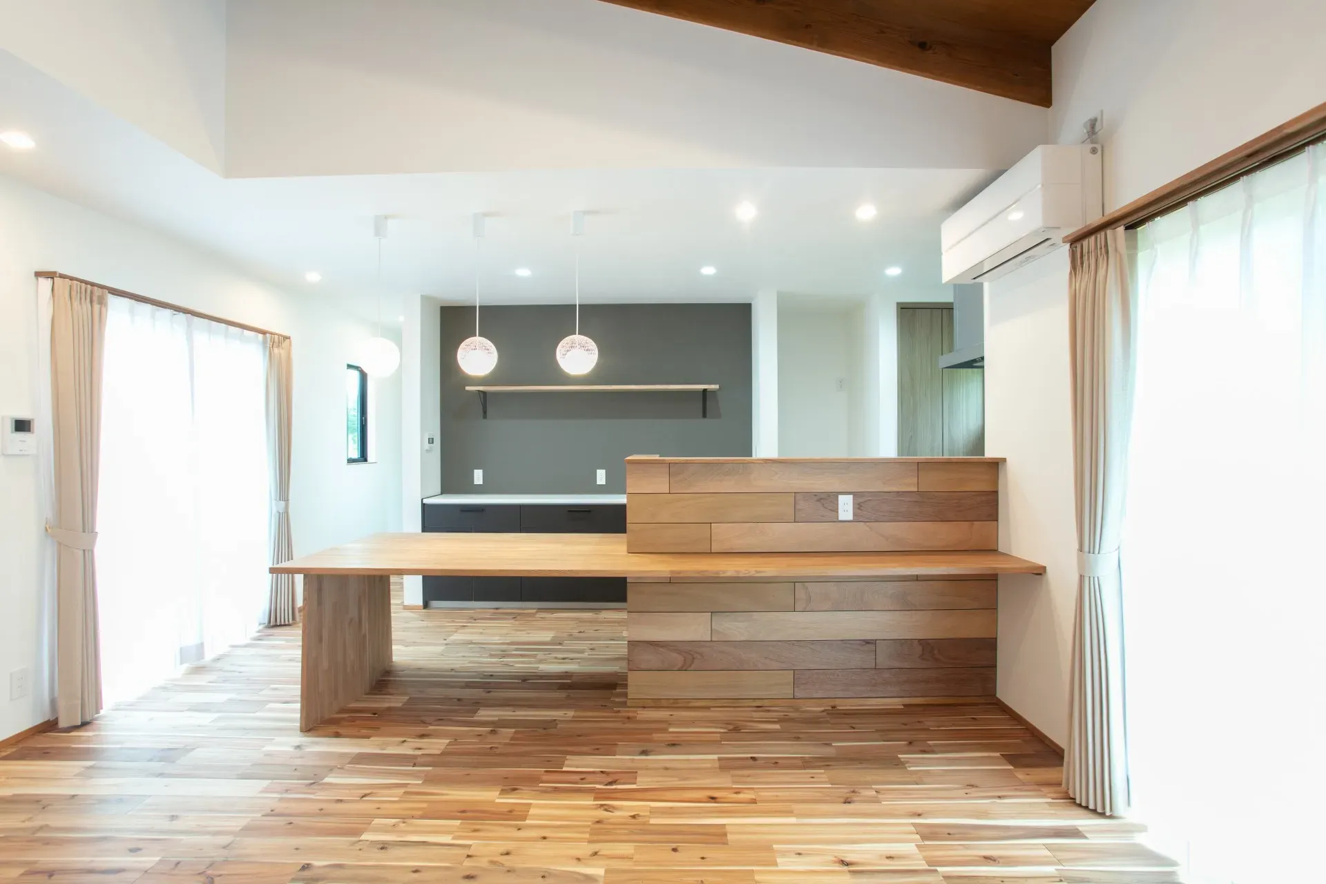 庇が大きく跳ね出した平屋の家＿リビング