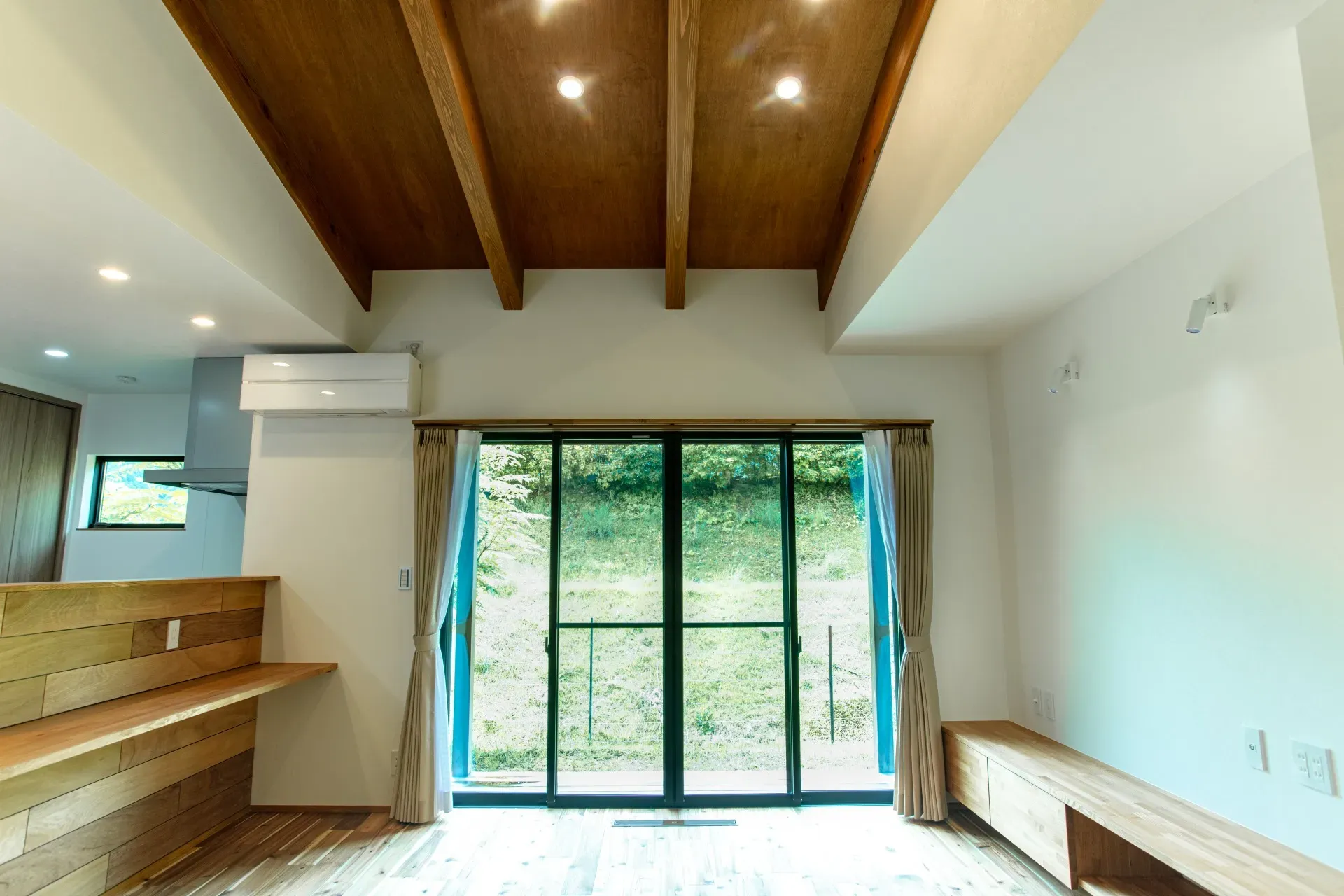 庇が大きく跳ね出した平屋の家＿リビング