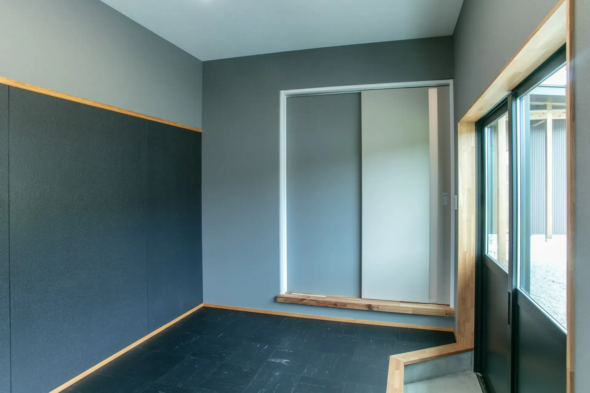 庇が大きく跳ね出した平屋の家＿離れ