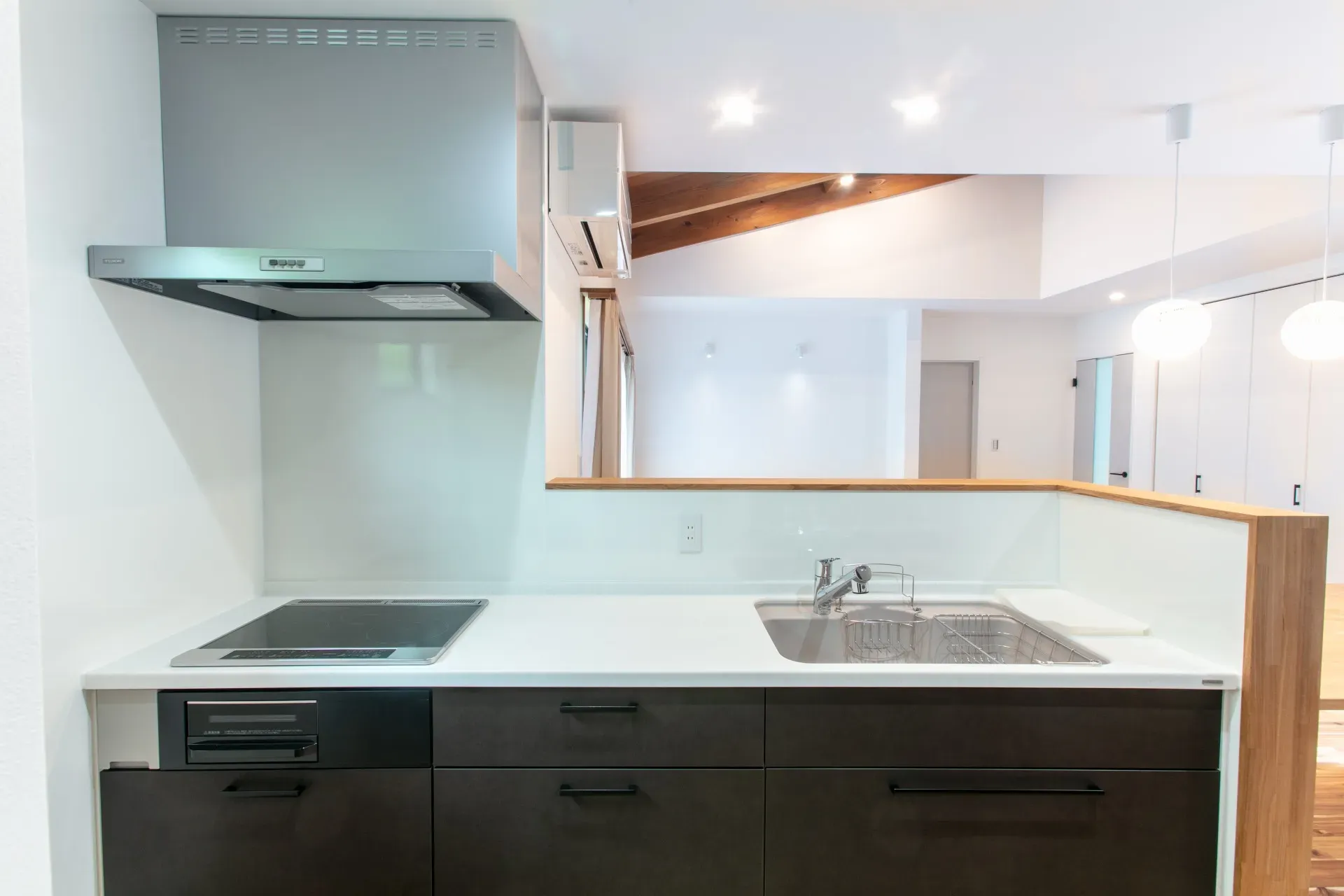 庇が大きく跳ね出した平屋の家＿キッチン