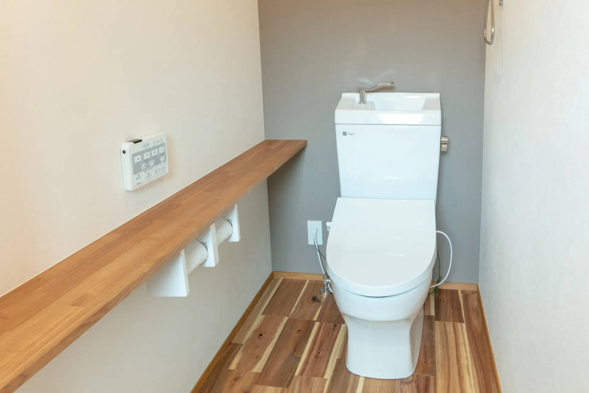 庇が大きく跳ね出した平屋の家＿トイレ