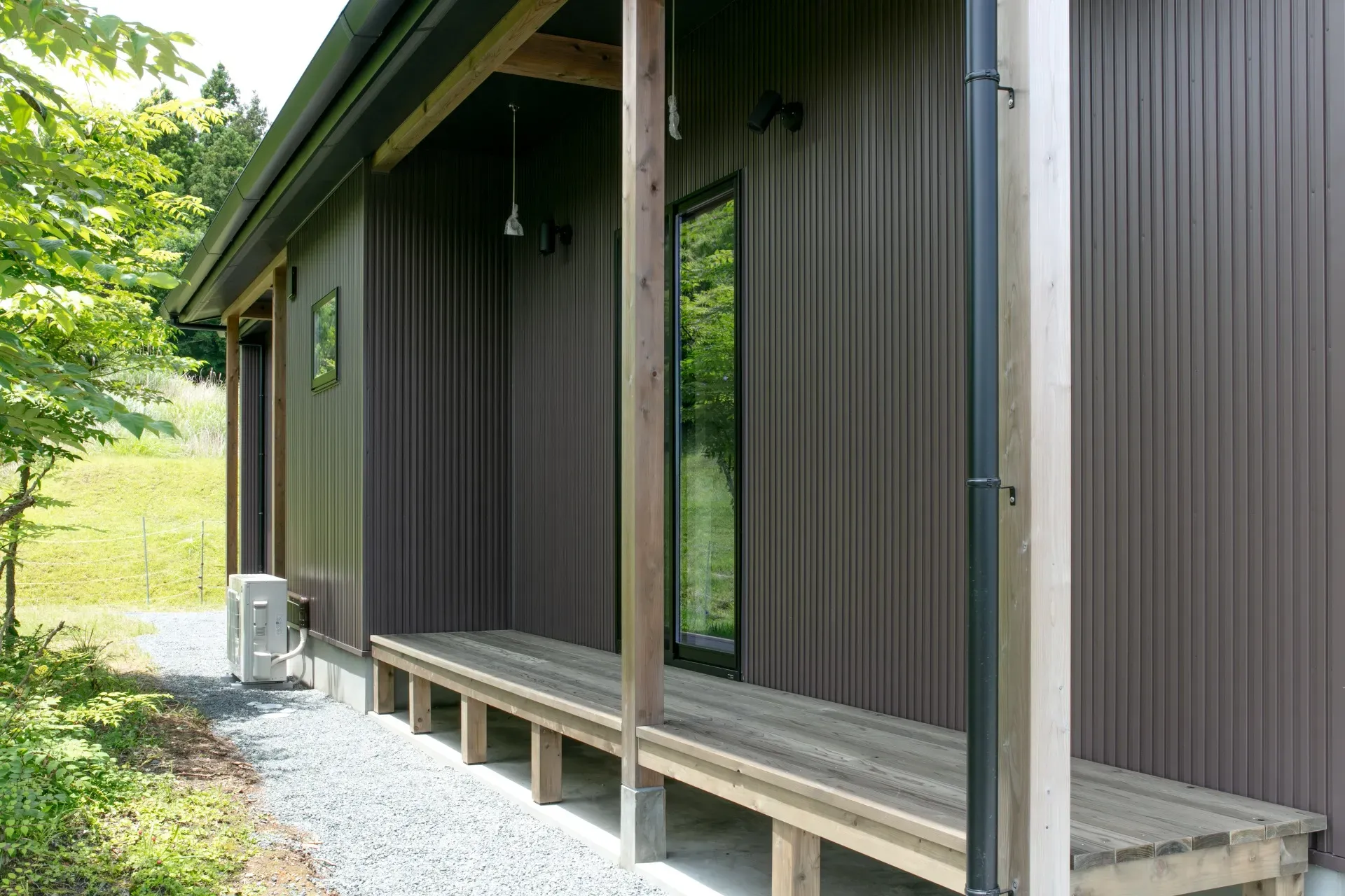 庇が大きく跳ね出した平屋の家＿軒下テラス