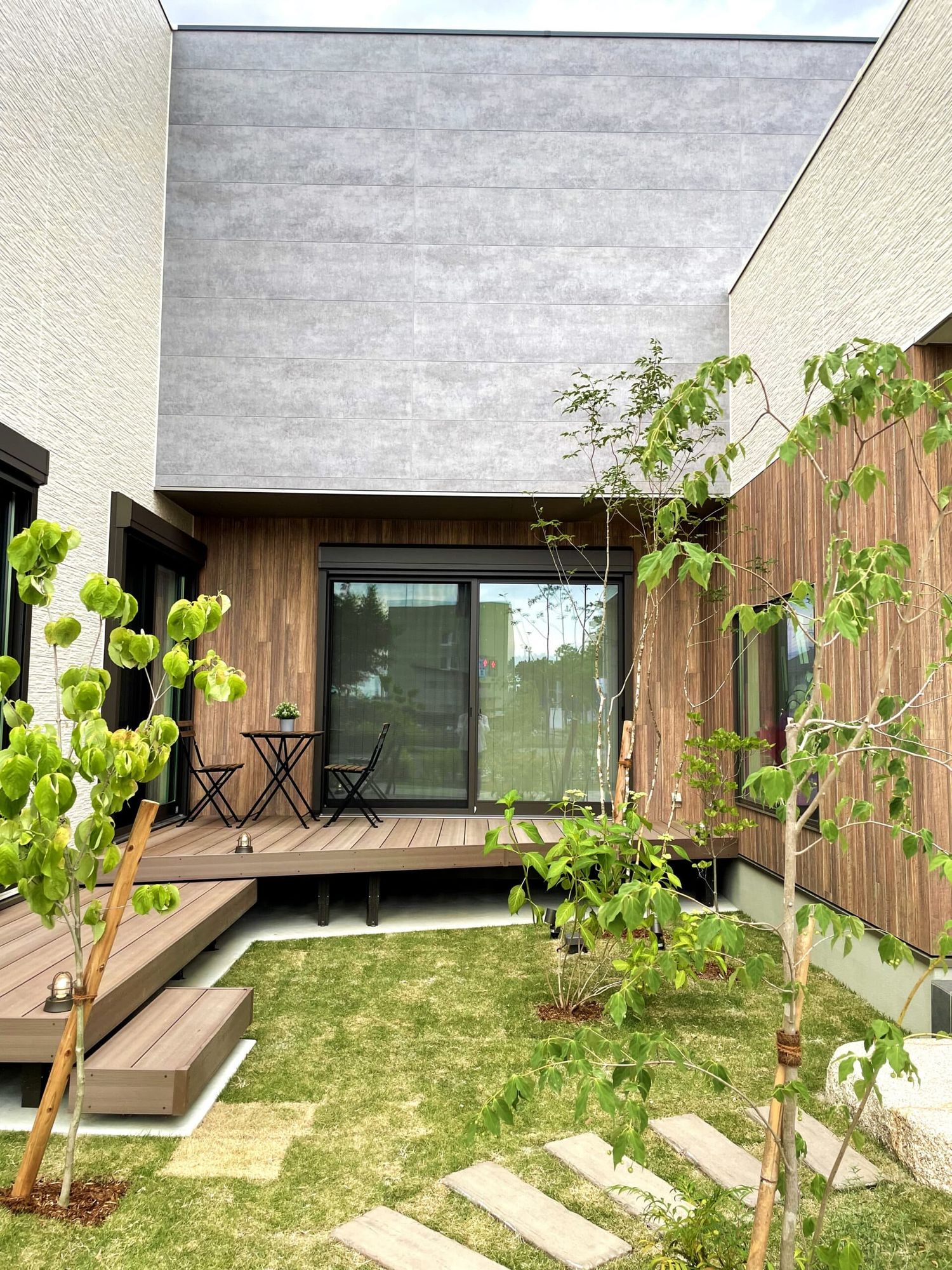 アイフルホーム瀬戸店_中庭