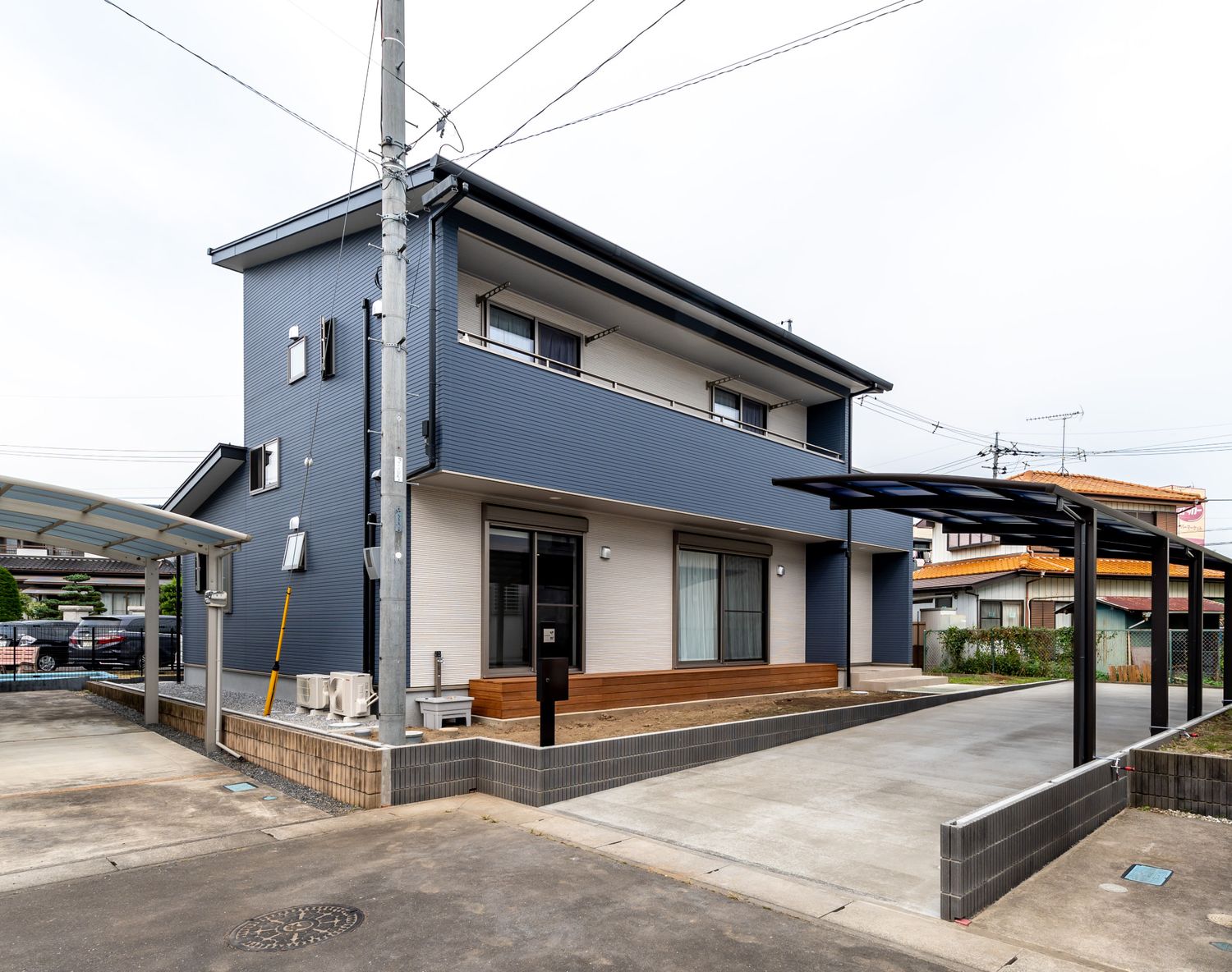 青い外壁が目を惹くZEH仕様の家_外観
