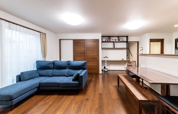 青い外壁が目を惹くZEH仕様の家_リビング