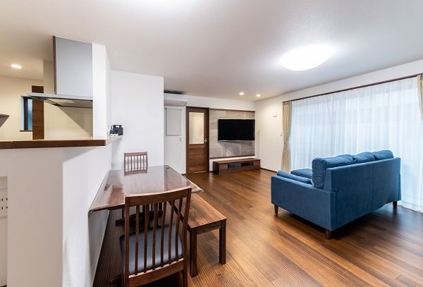 青い外壁が目を惹くZEH仕様の家_リビング