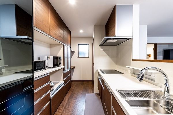 青い外壁が目を惹くZEH仕様の家_キッチン