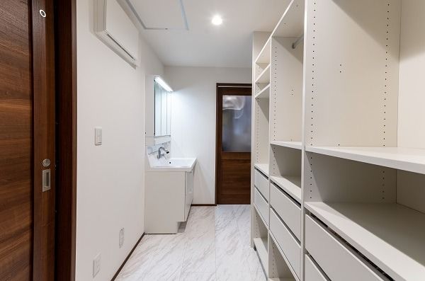 青い外壁が目を惹くZEH仕様の家_洗面