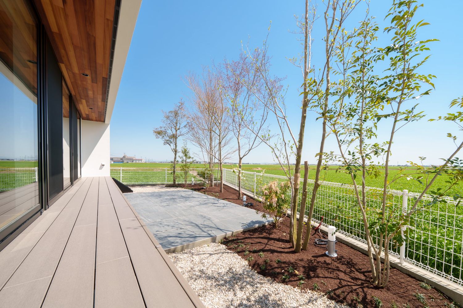 豊かな田園地帯に建つ平屋_ウッドデッキ