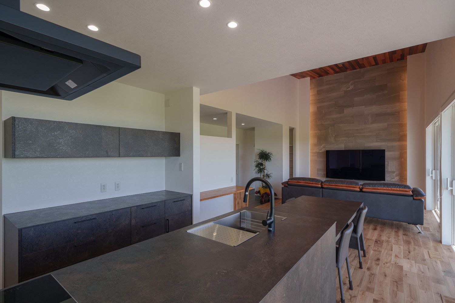 豊かな田園地帯に建つ平屋_キッチン