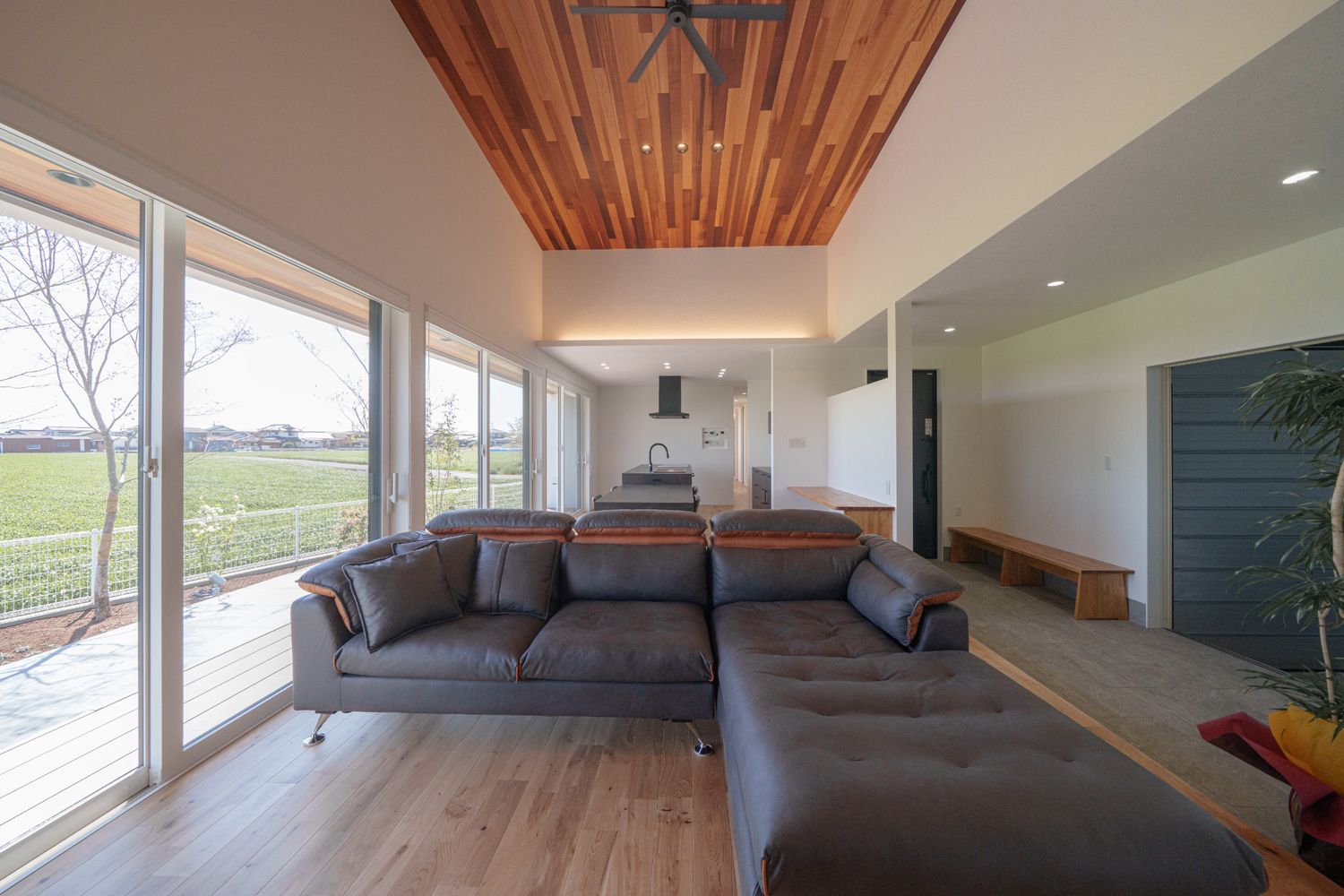 豊かな田園地帯に建つ平屋_リビング