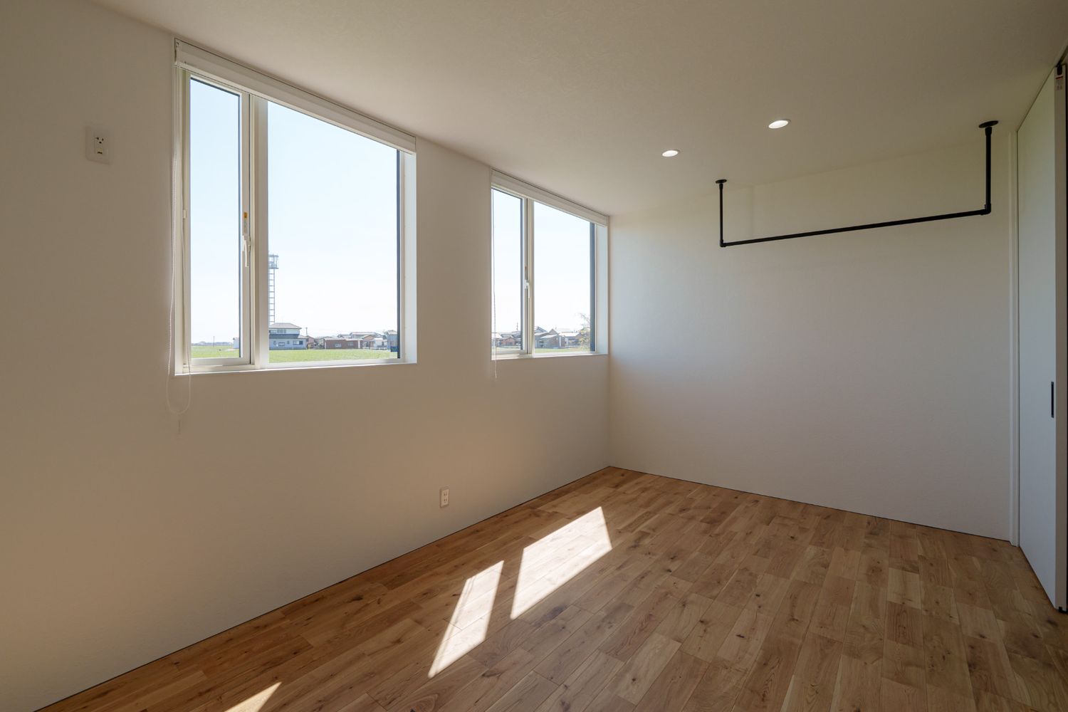 豊かな田園地帯に建つ平屋_洋室