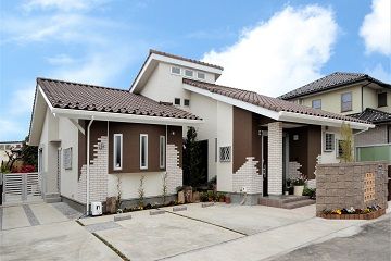 吹き抜けから光を取り込む個性的な平屋