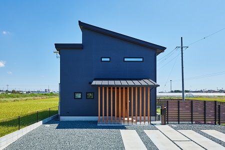 広い庭とシアタールームのある趣味を楽しむお家