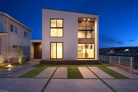 木の風合いとガラスを活かした光あふれる家