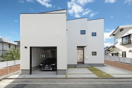 閑静な住宅街に建つ、遊び心あふれる家