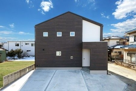 吹き抜けで開放感を演出した家