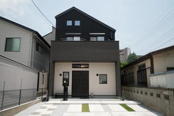 自由設計が“町家”の佇まいを再現した店舗併用住宅