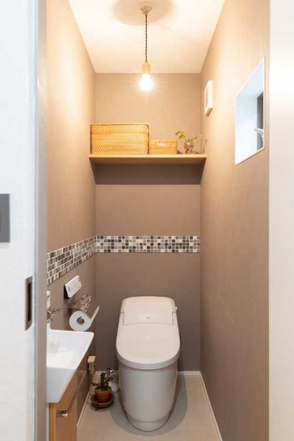 トイレの壁にはアクセントとしてタイルを張り、こだわりの空間に。随所にこだわりを入れられるのも注文住宅ならでは。の画像