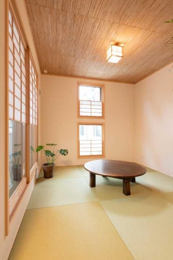 天井にはサツマヨシべニアを、畳には琉球畳を使用し伝統的な素材を巧みに取り入れた、美しく落ち着いた雰囲気が印象的。木の温もりと畳の柔らかさが調和した、心地よい空間の画像