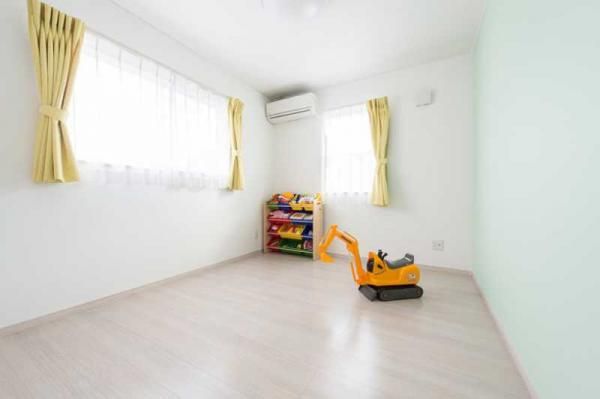 やわらかい色遣いが印象的な子供部屋は採光もバッチリの画像