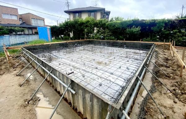 ベタ基礎工法　荷重を「面で」分散する従来型より、強固なベタ基礎工法の画像