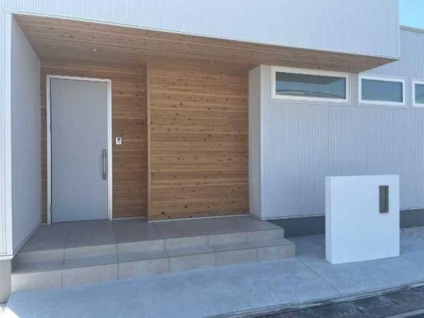 緑が似合う白と木のシンプルハウス