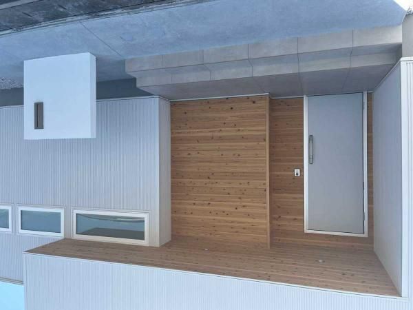 シンプルでありながらオシャレな印象を与える玄関前は杉板貼りのコントラストが映えます。
の画像