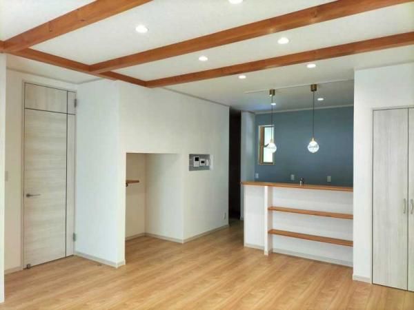 梁見せ天井がGOOD！オシャレさと開放感を兼ね備えた17帖の広々リビングの画像