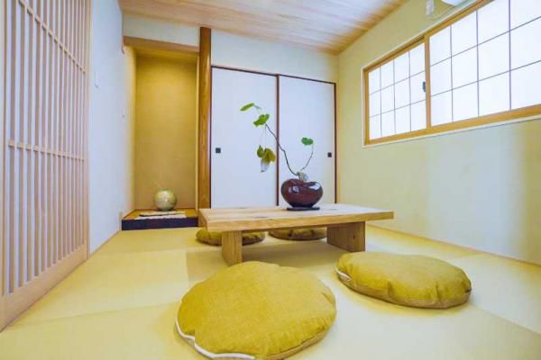 LDKと隣接する小上がりの和室の画像